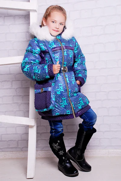 Kleines Mädchen im Wintermantel — Stockfoto