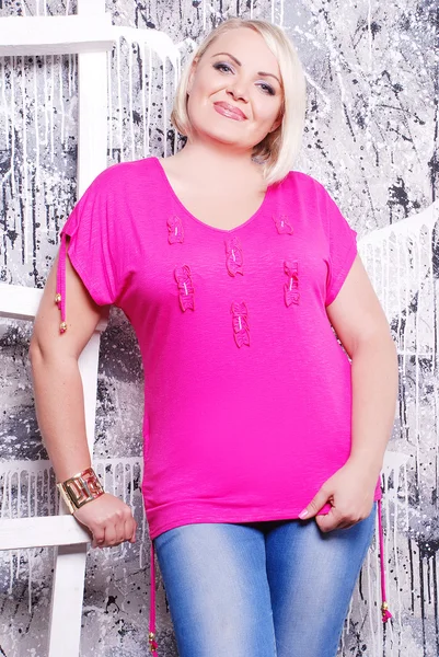 Plus grootte vrouw in casual kleding — Stockfoto