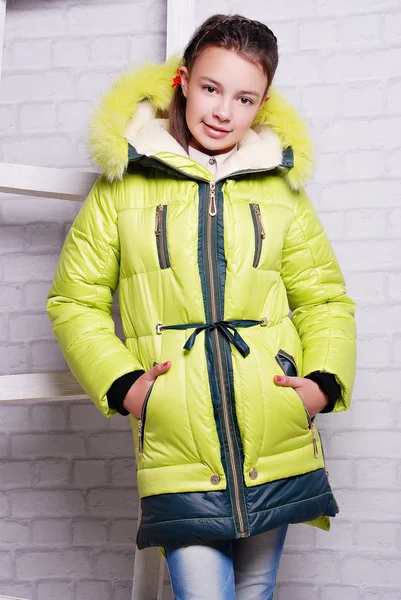 Bambina in cappotto invernale — Foto Stock