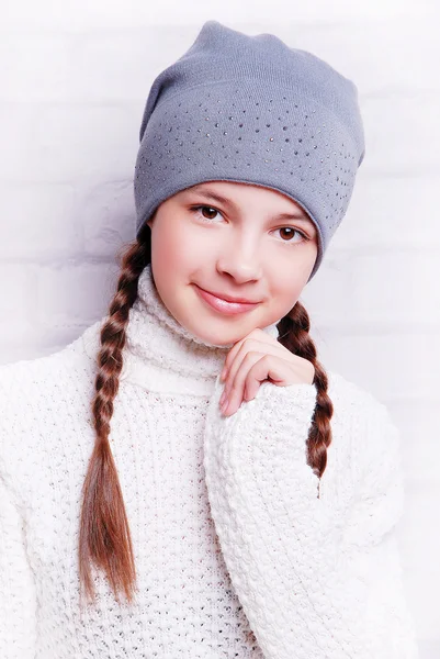 Sorridente ragazza indossa cappello caldo — Foto Stock