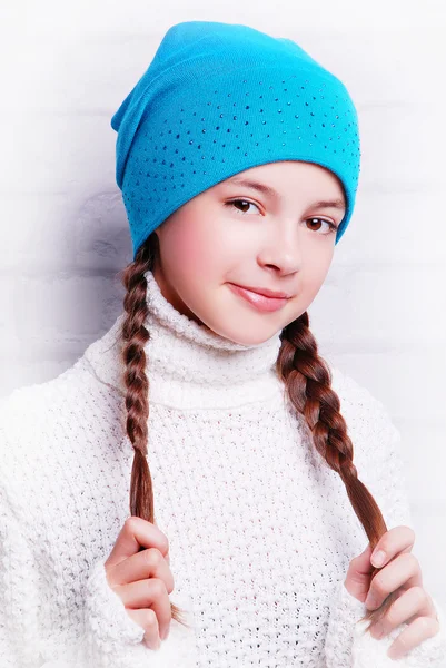 Sorridente ragazza indossa cappello caldo — Foto Stock