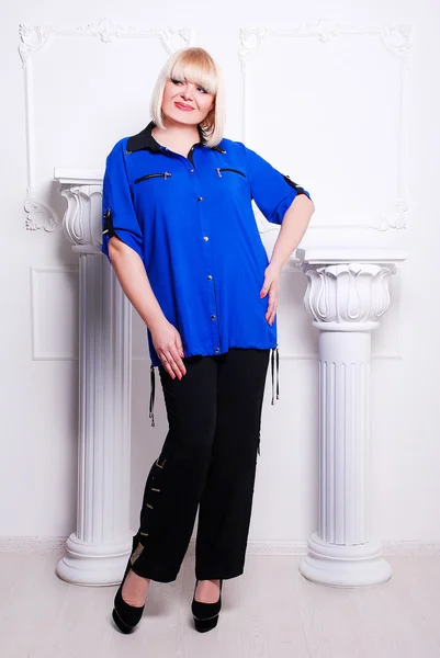 Mulher bonita plus size em roupas casuais — Fotografia de Stock