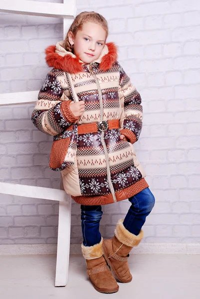 Dziewczynka w płaszcz zimowy — Zdjęcie stockowe