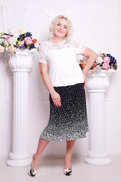 Elbiseli sarışın artı boyutu kadın