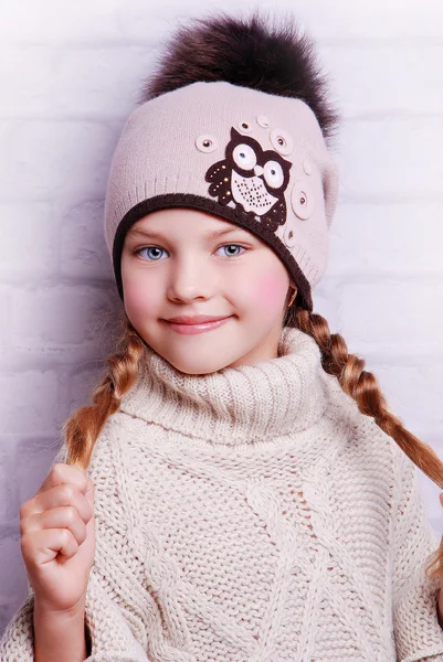 Lächelndes Mädchen mit warmem Hut — Stockfoto