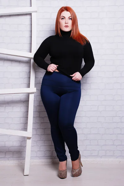 Vackra plus size kvinna i casual kläder — Stockfoto