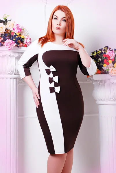 Plus size kvinna i klänning — Stockfoto