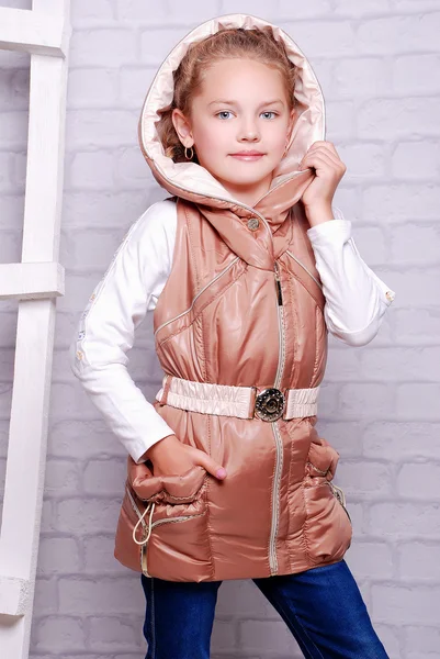 Malá holčička v zimním kabátě — Stock fotografie