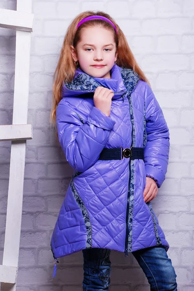 Κοριτσάκι σε παλτό χειμώνα — Φωτογραφία Αρχείου
