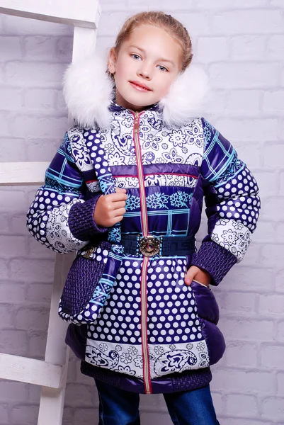 Dziewczynka w płaszcz zimowy — Zdjęcie stockowe