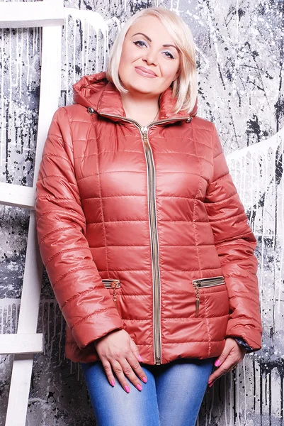 Plus size kvinna i höst kappa — Stockfoto