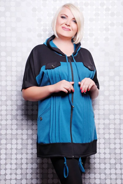 Plus size kvinna i casual kläder — Stockfoto