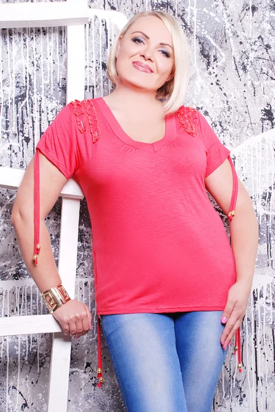 Plus size kvinna i casual kläder — Stockfoto