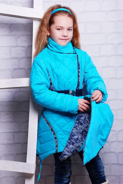 Malá holčička v zimním kabátě — Stock fotografie