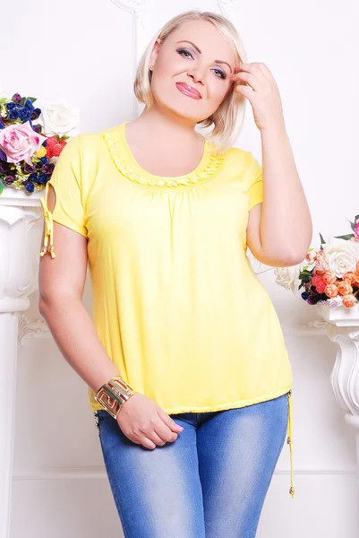 Artı boyutu sarışın kadın rahat kıyafetler içinde — Stok fotoğraf