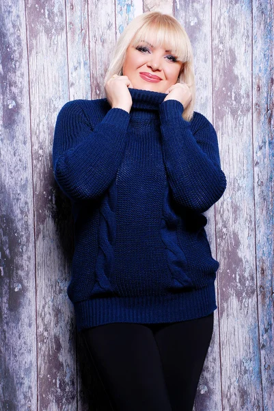 Vackra plus size kvinna i casual kläder — Stockfoto