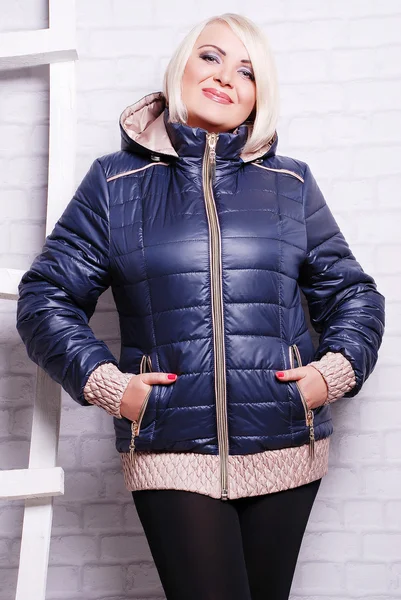 Плюс размер женщины в осеннем пальто Стоковое Фото