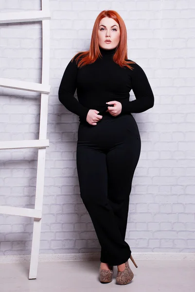 Vackra plus size kvinna i casual kläder Stockfoto