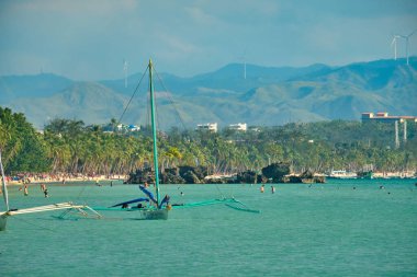 Boracay, Filipinler - 29 Ocak 2020 Boracay adasının beyaz plajı. Turistler plaj boyunca yürür ve denizde yüzerler. Coronavirüs salgınından birkaç gün önce.