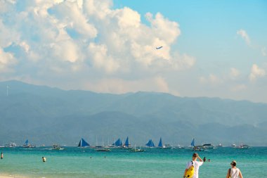 Boracay, Filipinler - 29 Ocak 2020 Boracay adasının beyaz plajı. Turistler plaj boyunca yürür ve denizde yüzerler. Coronavirüs salgınından birkaç gün önce.