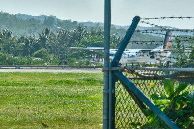 Boracay, Filipinler - 31 Ocak 2020: De Havilland Kanada Dash 8-400 uçak kuyruk numarası RP-C5905 Filipin Havayolları Panay adasındaki Caticlan havaalanından kalkmaya hazırlanıyor.