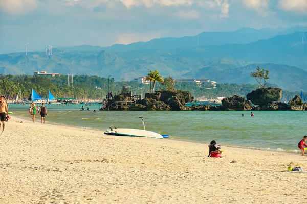 フィリピンのボラカイ島 2020年1月29日 ボラカイ島の白いビーチ 観光客はビーチに沿って歩き 海で泳ぐ コロナウイルスが発生する数日前 — ストック写真