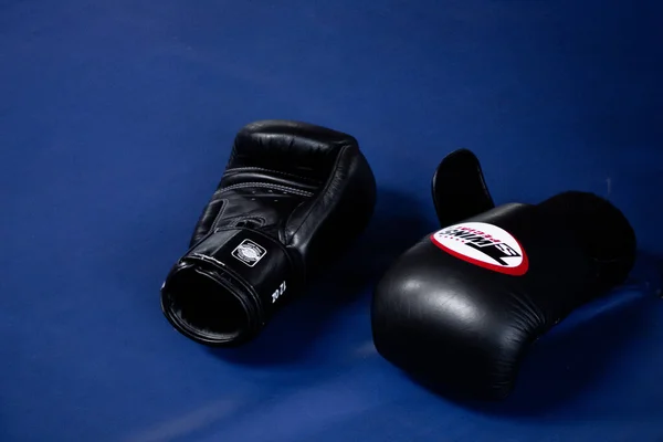 Khabarovsk, Rusia - 29 de julio de 2017: Guantes de boxeo en la estera. — Foto de Stock