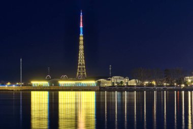 Blagoveshchensk, Rusya - Ekim 07, 2020: Blagoveshchensk şehrinin setinden Çin 'in Heihe şehrine bakınız. Gecenin ışıkları Amur nehrinin yansımasında..