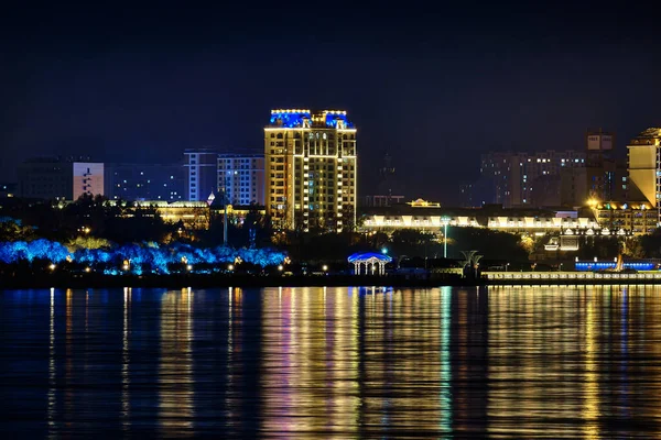 Blagoveshchensk, Russia - Oct 07, 2020: view of the Chinese city of Heihe from the embankment of the city of Blagoveshchensk. Lights of the night city in the reflection of the Amur river. — Stock Photo, Image