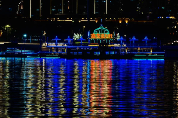 ロシアのブラゴヴェシュチェンク- 2020年10月7日:ブラゴヴェシュチェンク市の堤防からの中国の都市ハイエの眺め。アムール川の反射で夜の街のライト. — ストック写真