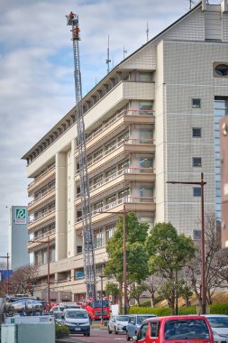 Narita, Japonya - Şubat 03, 2020: İtfaiyeciler yangın çıkışına tırmanmak için eğitildiler.