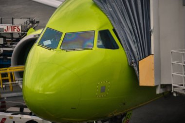 Narita, Japonya - Şubat 03, 2020: Tokyo 'daki Narita havaalanı. Narita havaalanında uçak parkı. SIBERIA AIRLINES kuyruk numarası VQ-BGT olan bir A320NEO uçağı Khabarovsk, Rusya 'ya bir uçuş için hazırlanıyor. Narita internatio