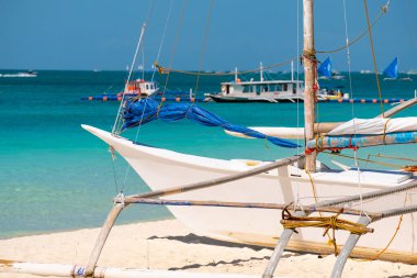 Gündüz vakti Boracay adasının boş beyaz plajı. Koronavirüs yüzünden Çinli turist yok.