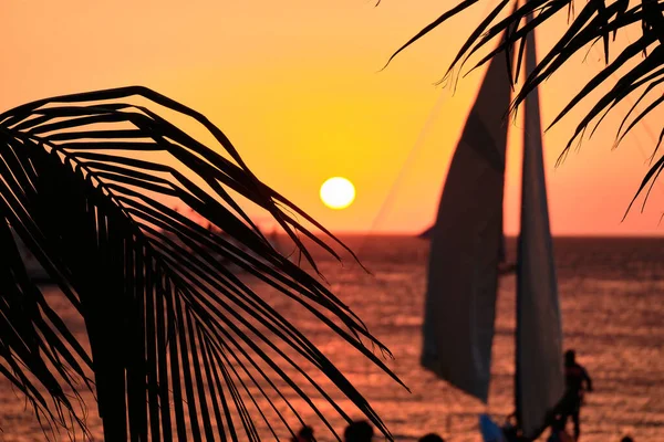 ボラカイ島の夕日 夕日を背景に海に観光客とセーリングや他の伝統的なボート — ストック写真