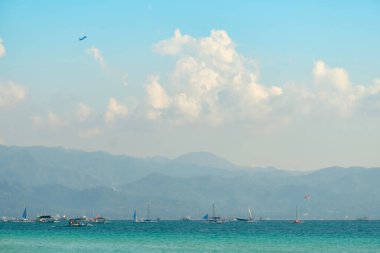 Boracay adasının beyaz plajı. Turistler plaj boyunca yürür ve denizde yüzerler. Coronavirüs salgınından birkaç gün önce.