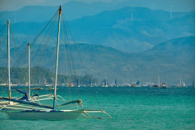 Boracay adasının beyaz plajı. Turistler plaj boyunca yürür ve denizde yüzerler. Coronavirüs salgınından birkaç gün önce.