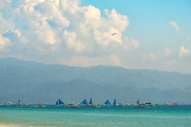 Boracay adasının beyaz plajı. Turistler plaj boyunca yürür ve denizde yüzerler. Coronavirüs salgınından birkaç gün önce.