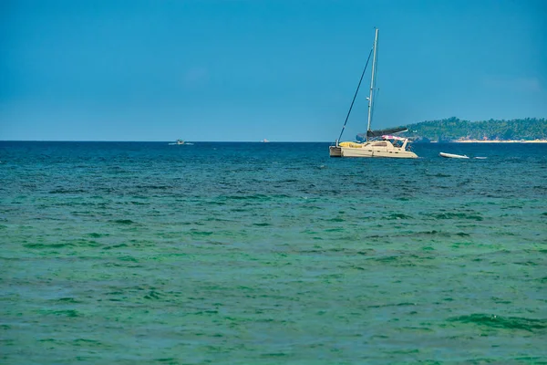 Філіппіни Острів Боракай Пляж Пука Білу Яхту Пришвартовано Морі Білим — стокове фото