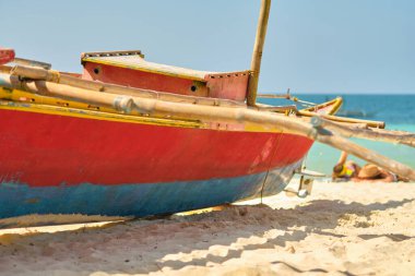 Gündüz vakti Boracay adasının boş beyaz plajı. Koronavirüs yüzünden Çinli turist yok. Geleneksel bir Filipinli teknesi beyaz bir sahilde duruyor.