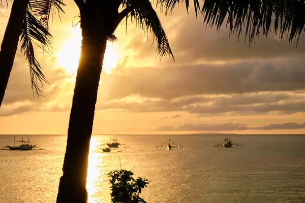 Naplemente Boracay Szigetén Vitorlázás Más Hagyományos Hajók Turistákkal Tengeren Háttérben — Stock Fotó