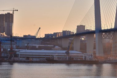 Vladivostok, Rusya - 26 Aralık 2020: Golden Swarm Bay 'deki köprünün akşam manzarası. Kışın Altın Boynuz Koyu.