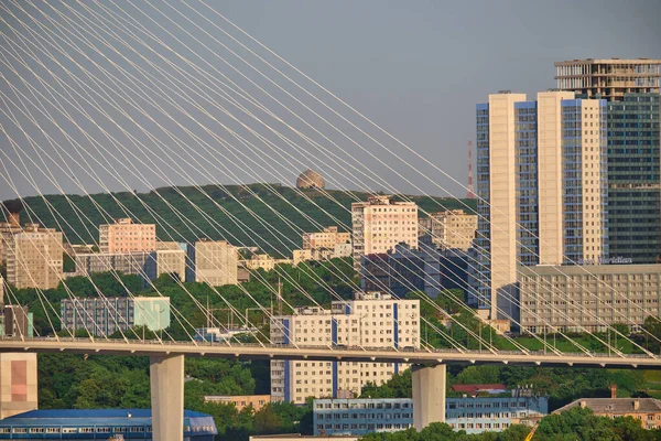 Vladivostok, Rusland - 11 jun 2020: Avondzicht op de brug in de Gouden zwermbaai. Zee stad strand in de zomer. — Stockfoto