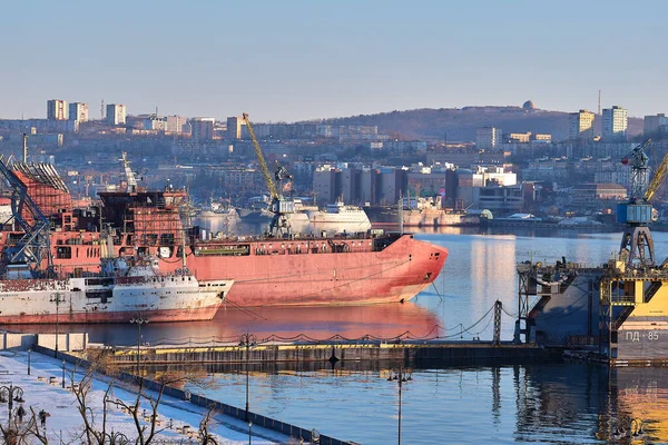 Vladivostok, Russie - 26 déc. 2020 : Vue en soirée du pont dans la baie d'essaim doré. La baie de corne d'or en hiver. Le navire est en réparation dans le port. — Photo