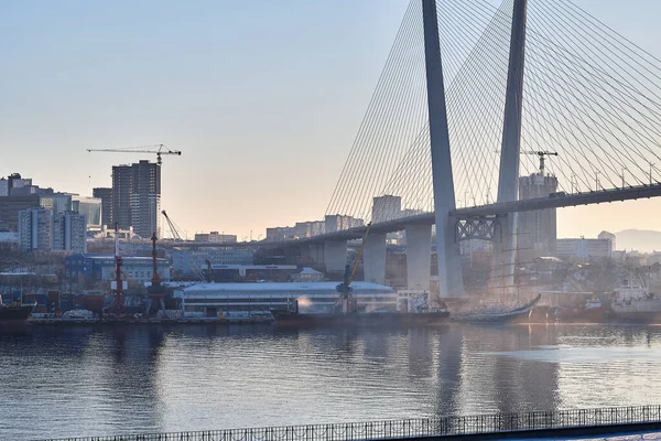 Владивосток, Россия - 26 декабря 2020 г. Вечерний вид на мост в заливе Золотого Роя. Залив Золотого Рога зимой. — стоковое фото