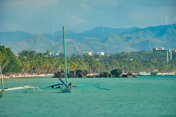 Barcos Filipinos Tradicionais Estão Ancorados Perto Ilha Boracay Ilha Está — Fotografia de Stock