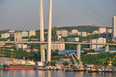 Vladivostok, Rusya - 11 Haziran 2020: Golden Swarm Bay 'deki köprünün akşam manzarası. Yazın deniz kenti plajı
