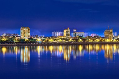 Blagoveshchensk, Rusya - 25 Haziran 2020: Blagoveshchensk şehrinin setinden Çin 'in Heihe şehrine bakış. Gecenin ışıkları Amur nehrinin yansımasında..