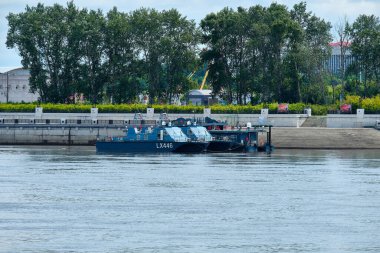 Blagoveshchensk, Rusya - 26 Haziran 2020: Blagoveshchensk kentinin setinden Çin 'in Heihe kentinin manzarası.