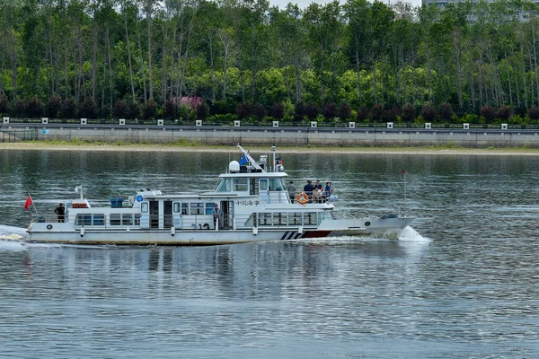Blagoveshchensk, Rusia - 26 de junio de 2020: Barco chino en el río Amur frente a la ciudad de Heihe. Vista desde el terraplén de la ciudad de Blagoveshchensk. — Foto de Stock