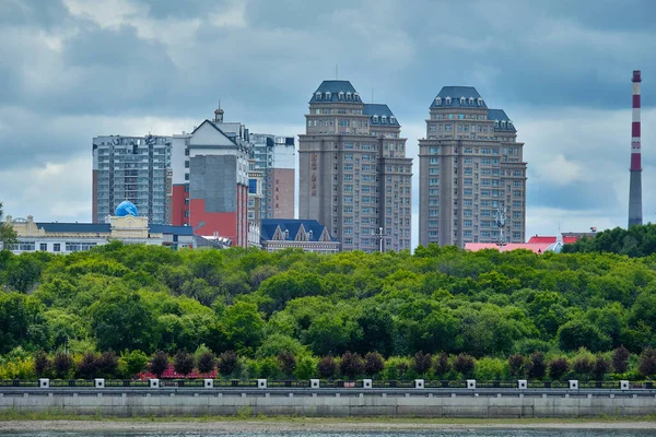Blagoveshchensk, Rusia - 26 de junio de 2020: Vista de la ciudad china de Heihe desde el terraplén de la ciudad de Blagoveshchensk. — Foto de Stock